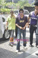 Shahrukh KHan snapped in his KKR T-shirt in Trident, Mumbai on 19th May 2011 (11).JPG